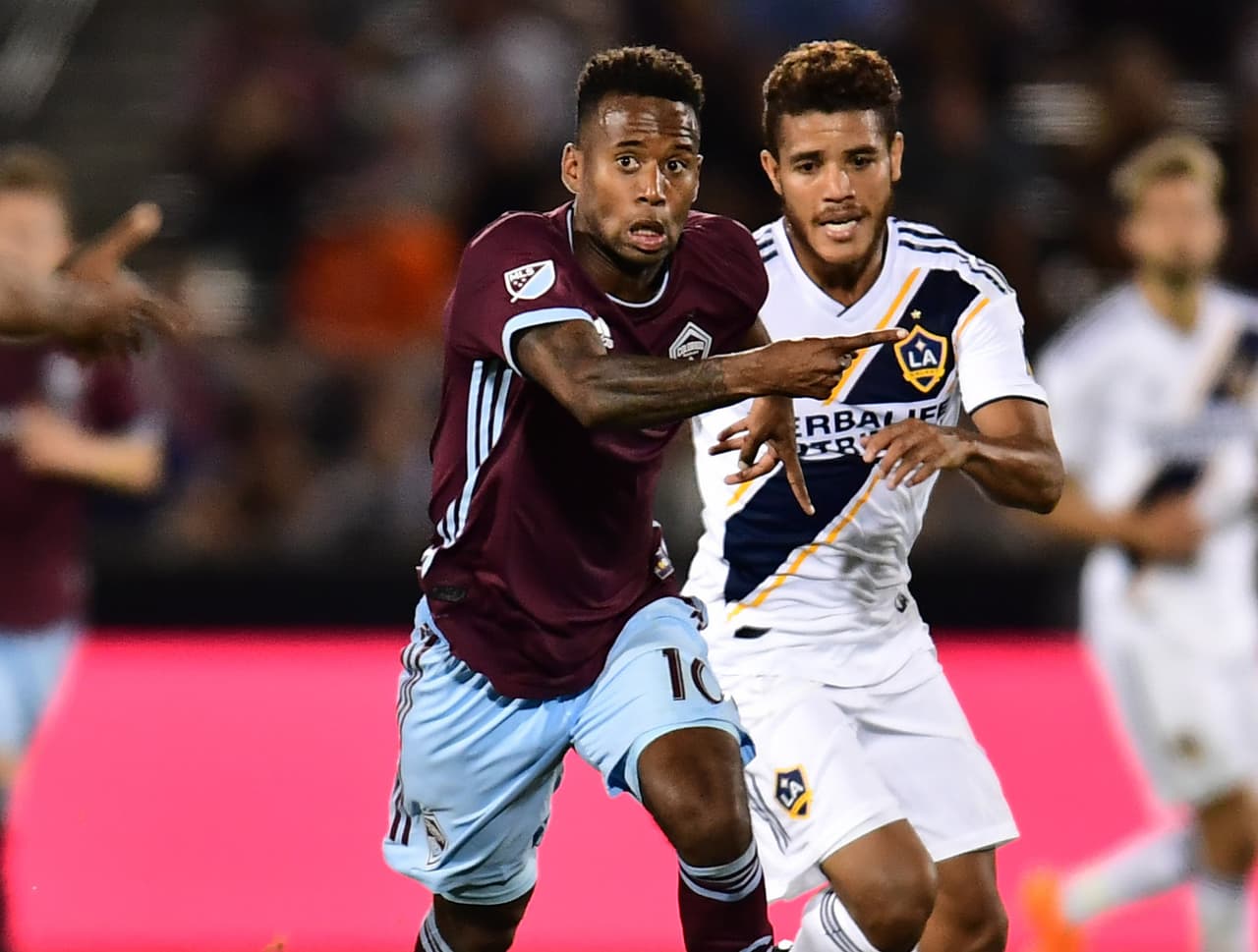 Kellyn Acosta y Jonathan dos Santos, en el más reciente partido entre Rapids y Galaxy.