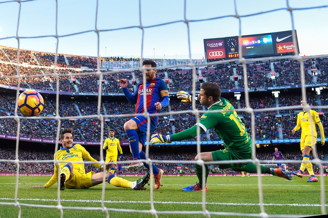 Es el máximo goleador en la historia de la Liga con sus 326 anotaciones en Barcelona.