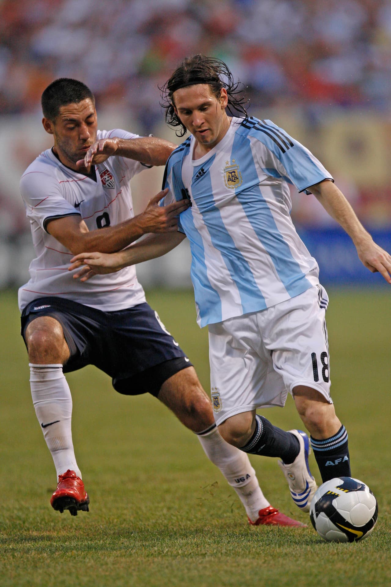 También había conseguido ese mismo efecto muchos años antes -en 2008- cuando Argentina se midió en un partido de exhibición ante Estados Unidos en el Giants Stadium de Nueva Jersey. Aquí, Messi -con el dorsal 18- enfrentaba a Clint Dempsey.
<br>