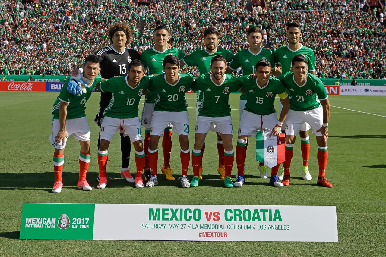 México saltó al campo con Ochoa; Luis Reyes, Diego Reyes, Layún, Héctor Moreno; Elías Hernández, Herrera, Erick Gutiérrez, Jesús Molina; Hirving Lozano y Orige Peralta.