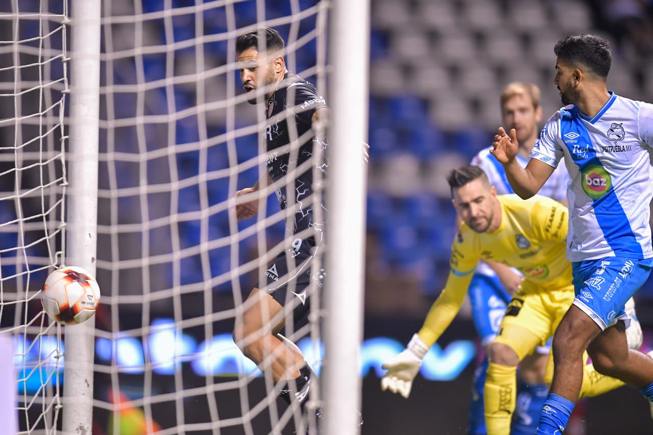 Milton Giménez apareció sin marca para solo empujar la pelota.