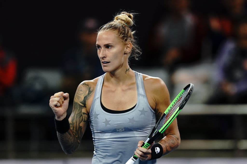 La tenista eslovena Polona Hercog se roba todas las miradas en el tenis mundial no por la calidad de su juego sino por los tatuajes que la muestras como una figura diferente en la WTA.