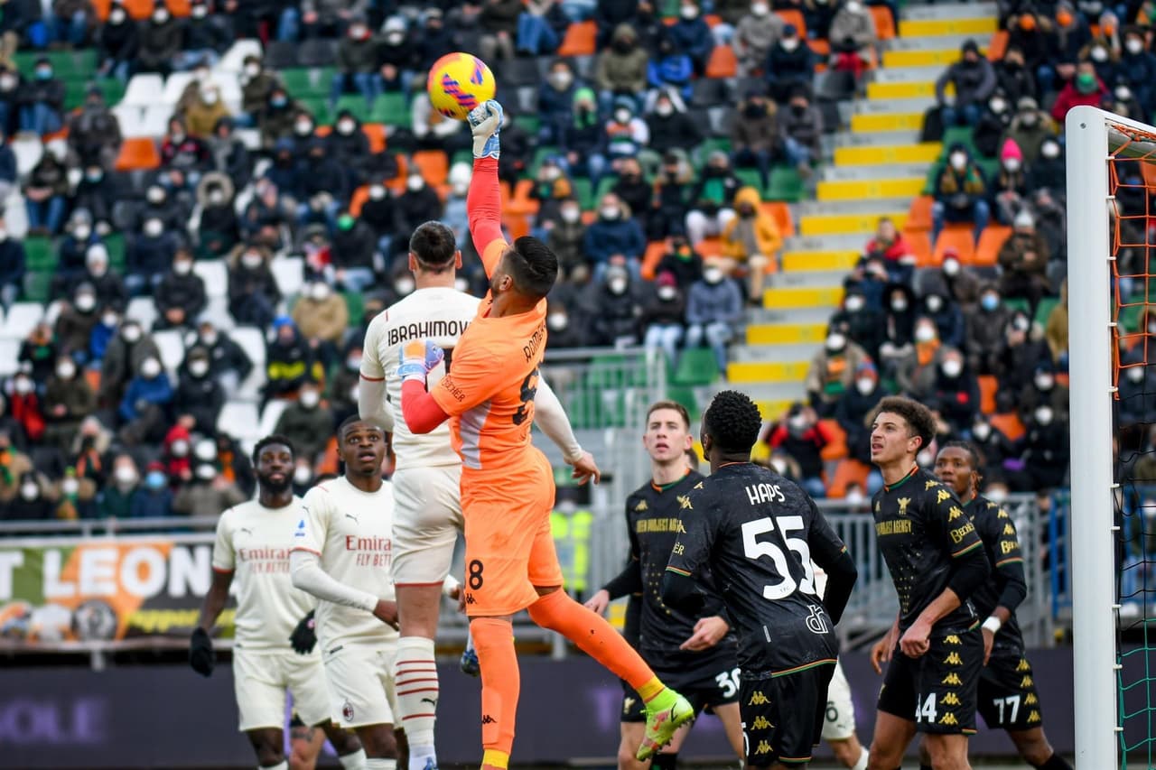 Milan derrota a Venezia con un doblete de Theo Hernández y un gol de Zlatan Ibrahimovic, durante la J21 de la Serie A, colocándose como líder de la tabla momentáneo.