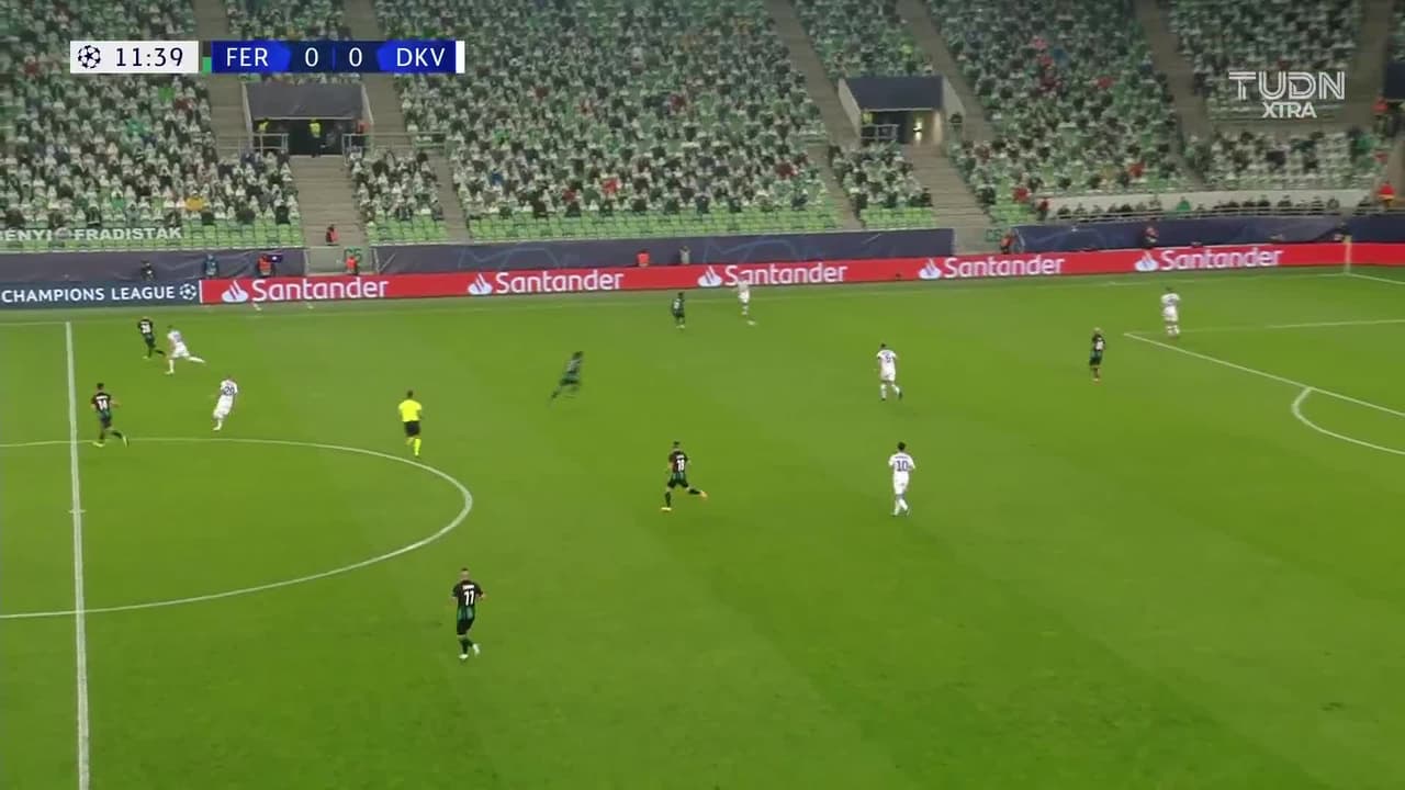 Tarjeta amarilla. El árbitro amonesta a Wergiton do Rosário Calmon de Ferencvárosi TC