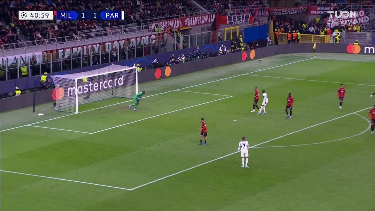 ¡TIRO ATAJADO! disparo por Ousmane Dembélé.