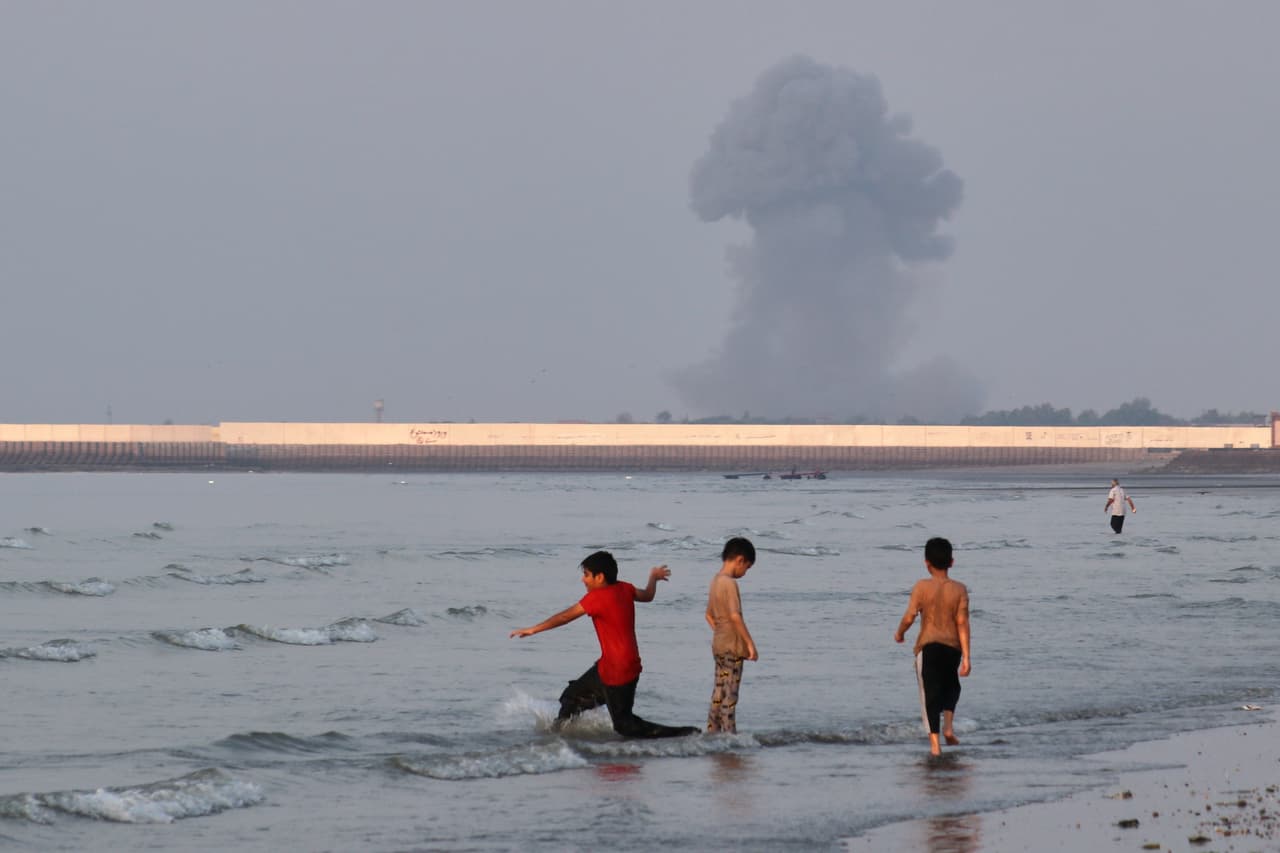 EEUU amplía sus ataques al norte de Irán e inutiliza un barco que intentaba romper el bloqueo