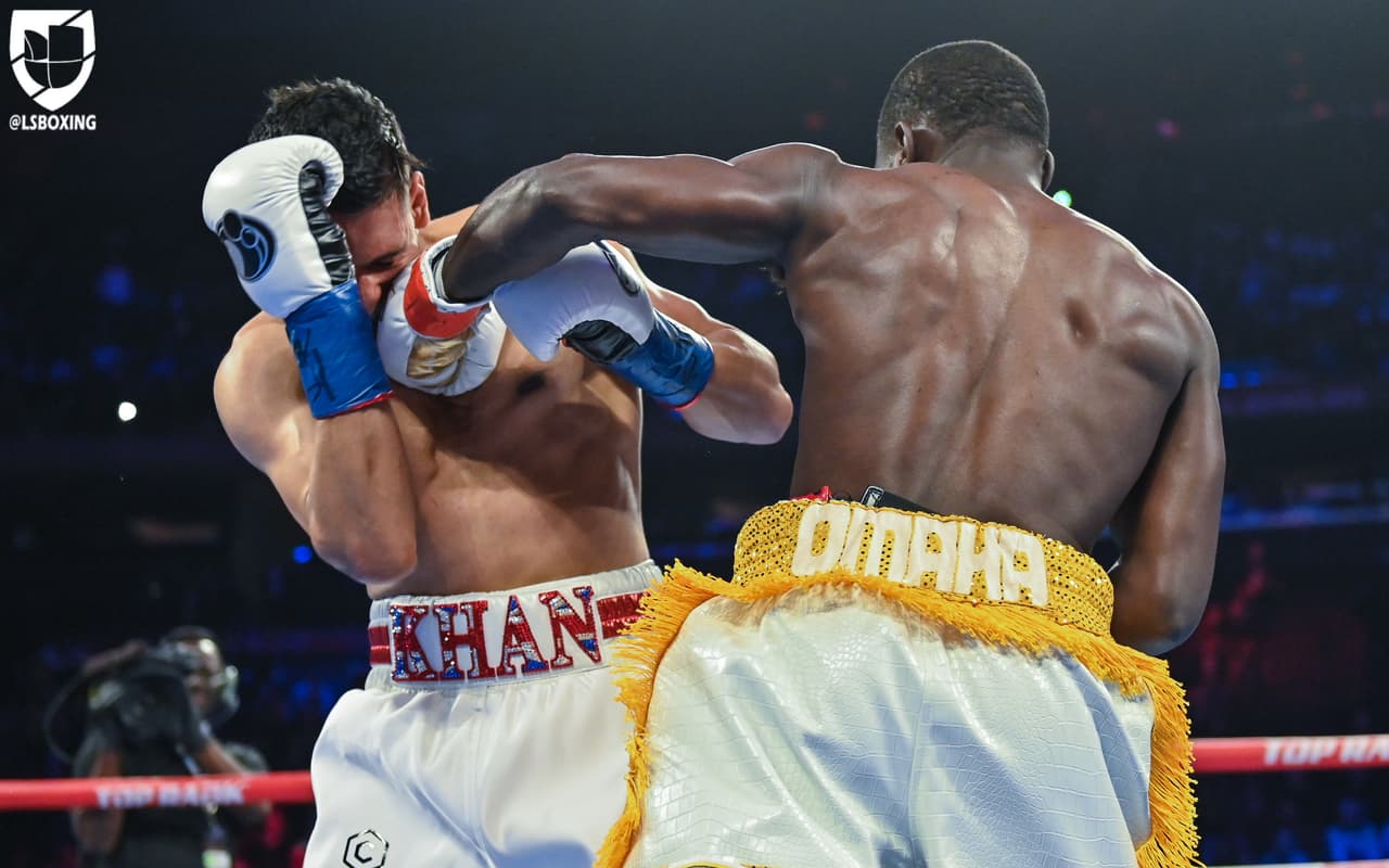 Terence Crawford retuvo su cetro wélter de la OMB tras dominar a Amir Khan en el Madison Square Garden de Nueva York.
