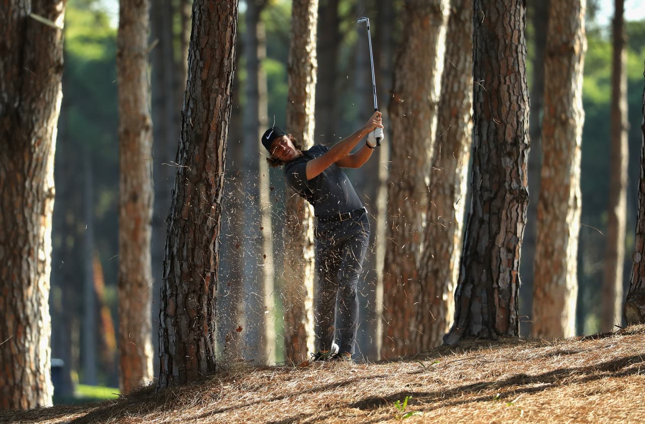 El inglés Tommy Fleetwood estuvo literalmente perdido en el bosque durante su segunda ronda en el Turkish Airlines Open disputado en el Regnum Carya Golf & Spa Resort.