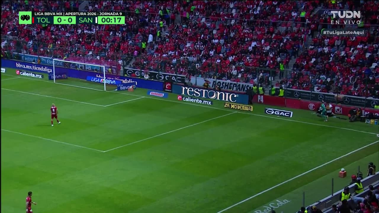 Arranca el partido y la pelota está en juego.