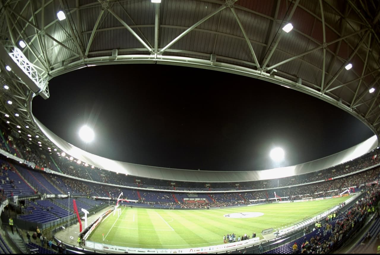 El estadio de Feyenoord en Rotterdam es conocido por sus fanáticos como De Kuip, que se traduce como bañera. El diseño y las constantes lluvias hizo que los seguidores lo llamaran así.