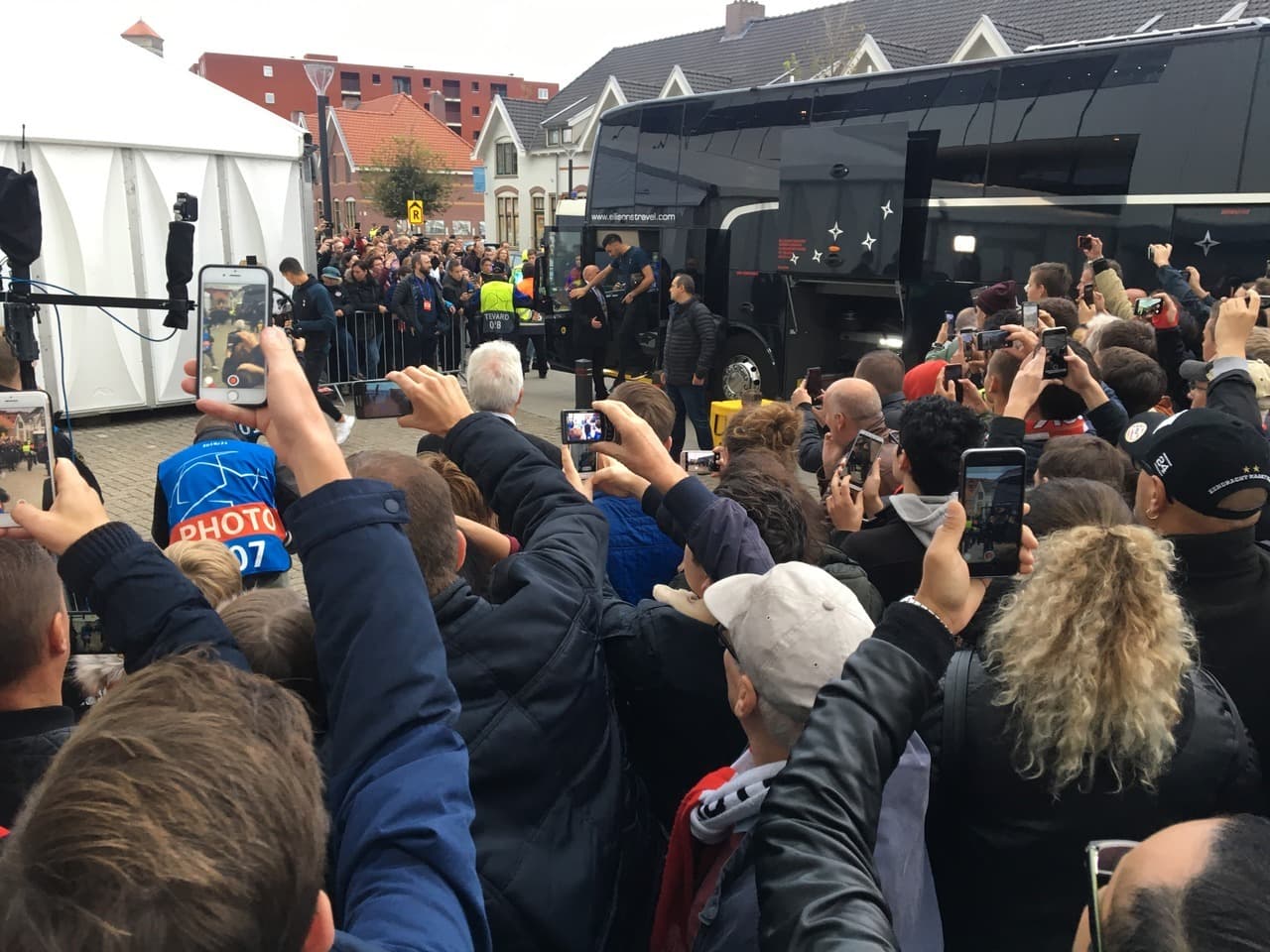 Así como los ingleses, que llegaron en buen número hasta Eindhoven y estuvieron presentes en la llegada de los Spurs.
