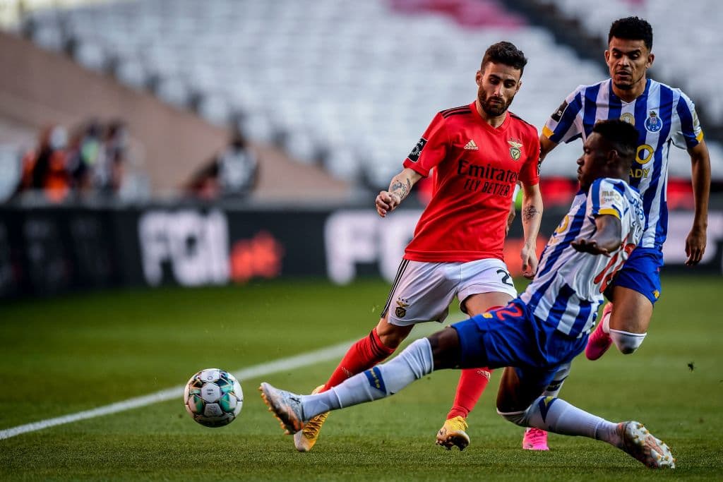El Porto no puede ante el Benfica y se van con empate 1-1 durante la Jornada 31 de la Primeira Liga. Everton Souza Soares abrió el marcador para los locales al minuto 23, ya entrada la segunda parte del partido, fue Mateus Uribe quien igualó el marcador y logró salvar un punto para los 'Dragones Azules'.