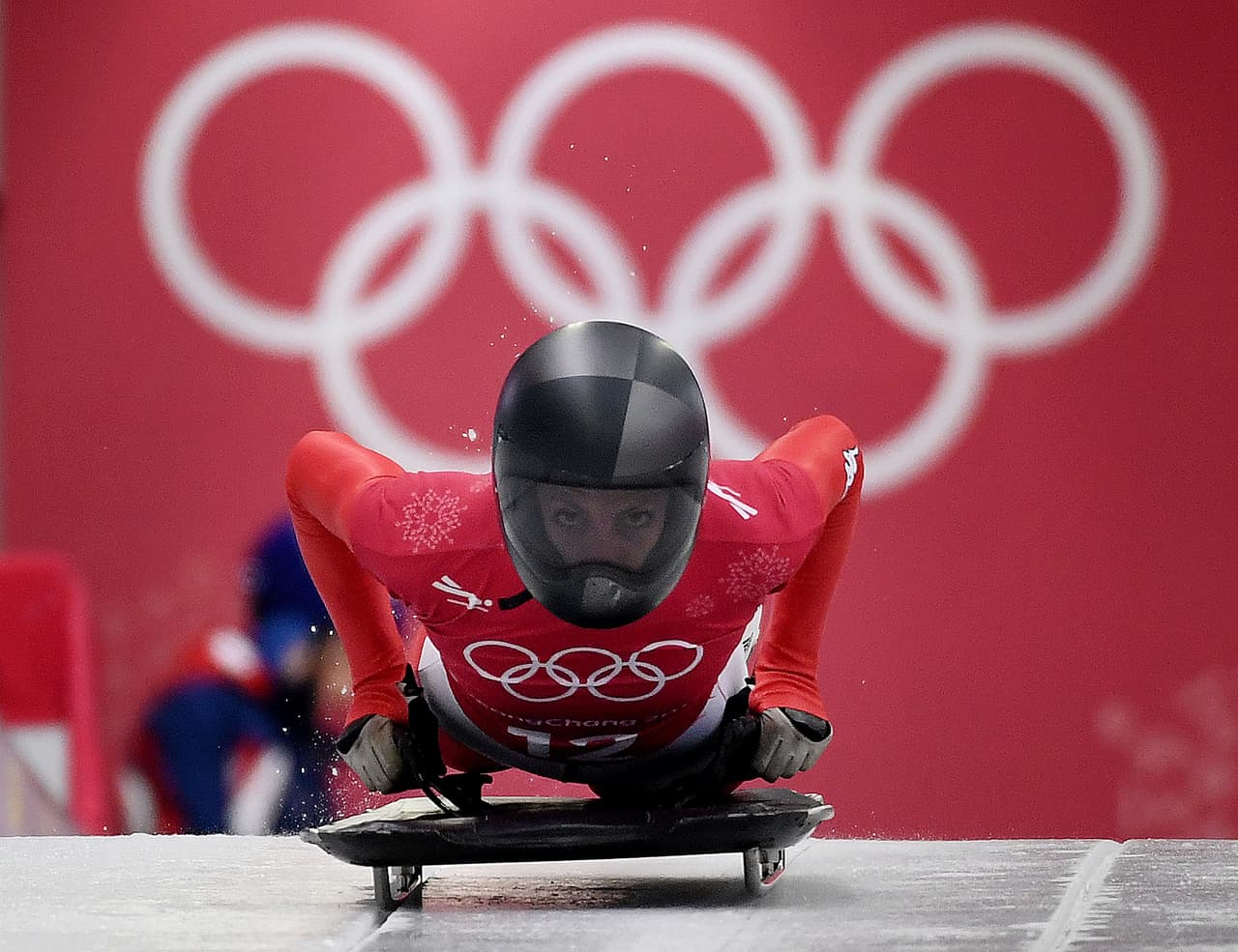 El color negro –brillante y mate– hacen del casco de Janine Flock (Australia) uno de los más bonitos de los Juegos.