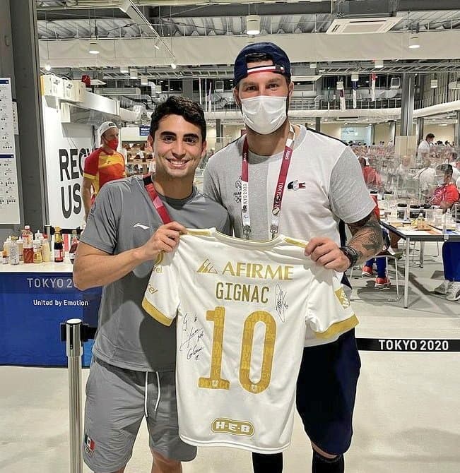 Gignac causa furor con clavadistas mexicanos en la Villa Olímpica