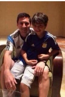 Lionel Messi negó que no quisiera saludar al pequeño y por eso se tomó una foto con él.