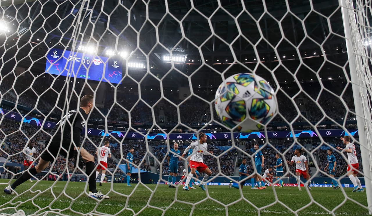 El portero Mikhail Kerzhakov falla y le anotan gol.