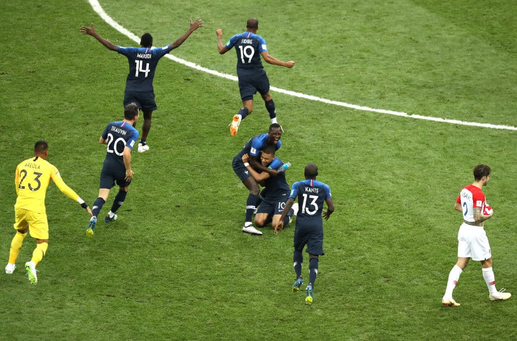 Los suplentes entraron a cancha de inmediato para unirse a la fiesta.