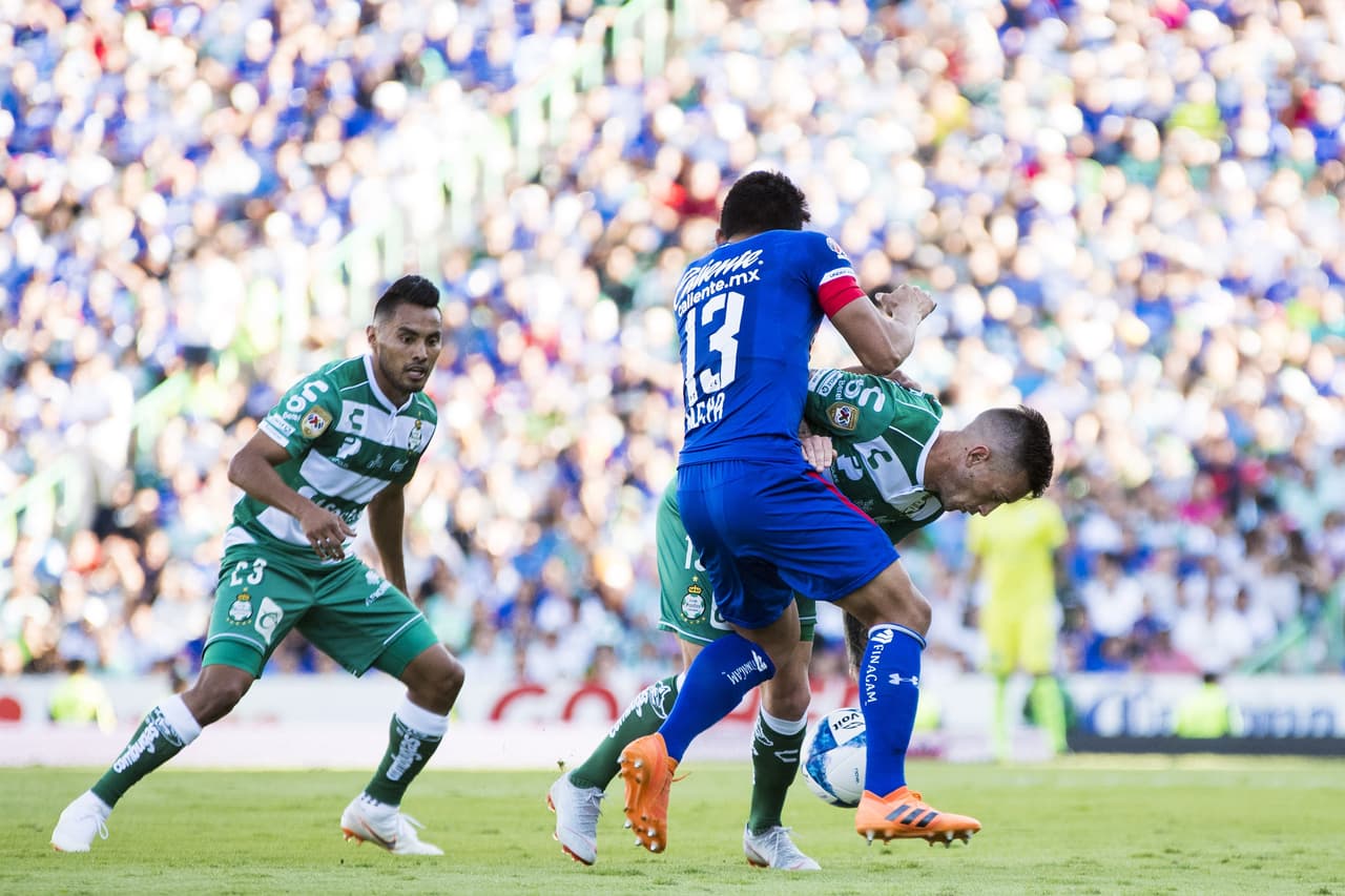 En la segunda mitad Cruz Azul empezó a mover sus piezas. Ingresaron el español Édgar Méndez y el uruguayo Martín Cauteruccio, buscando generar ocasiones de gol.