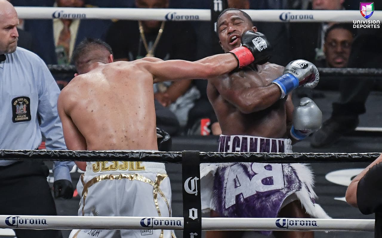 Después de 12 rounds, los jueces entregaron tarjetas de 114-114, 114-114, y 115-113 a favor de Adrien Broner. Jessie Vargas se mostró dispuesto a una revancha, aunque Broner lució molesto por creer que había ganado la contienda.