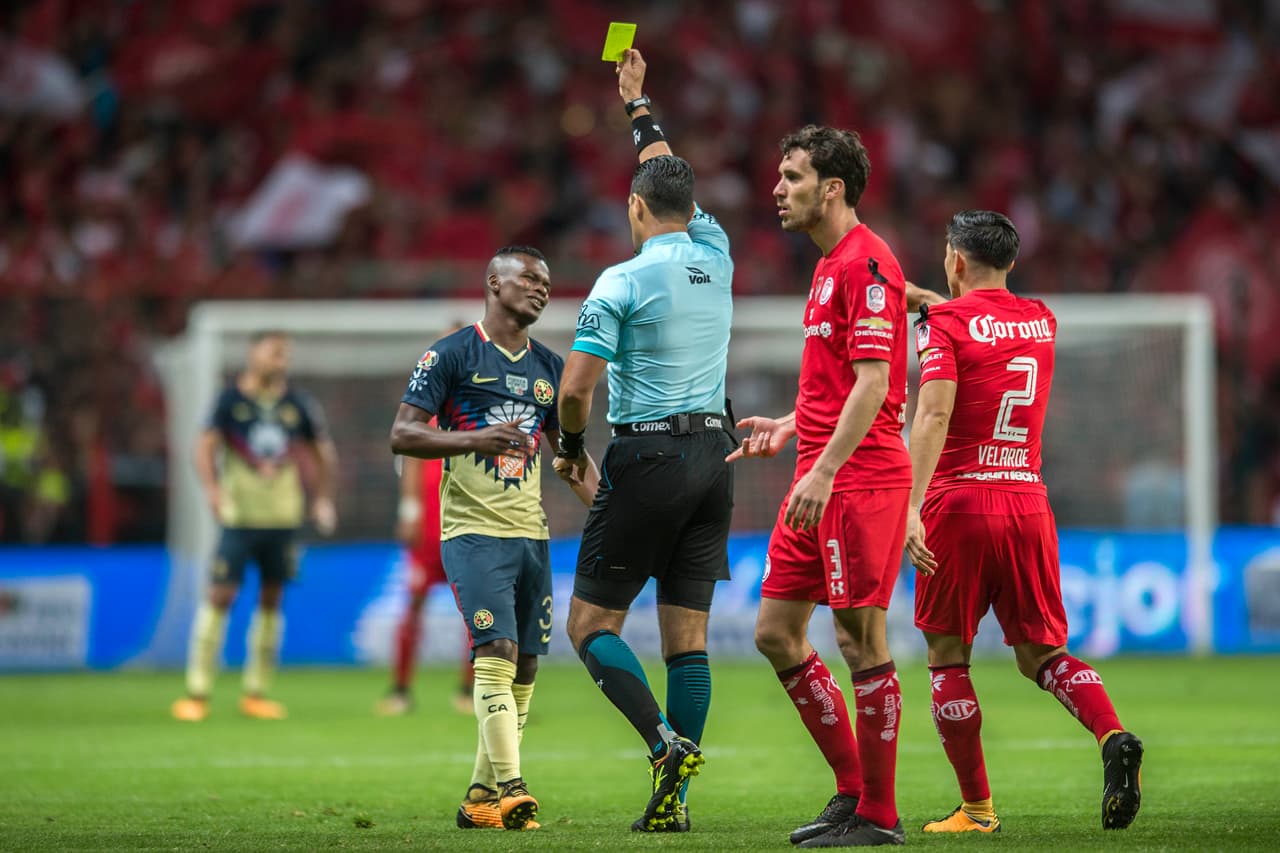 Los jugadores de América también han sido 35 veces amonestados, con lo que también es el primero de esta lista.