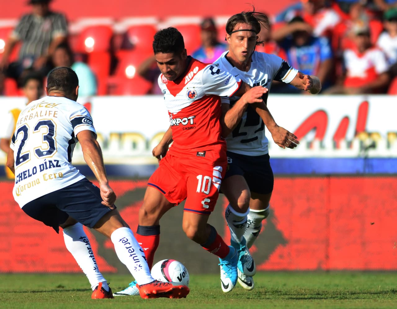 Veracruz poco a poco fue dominando el medio campo.