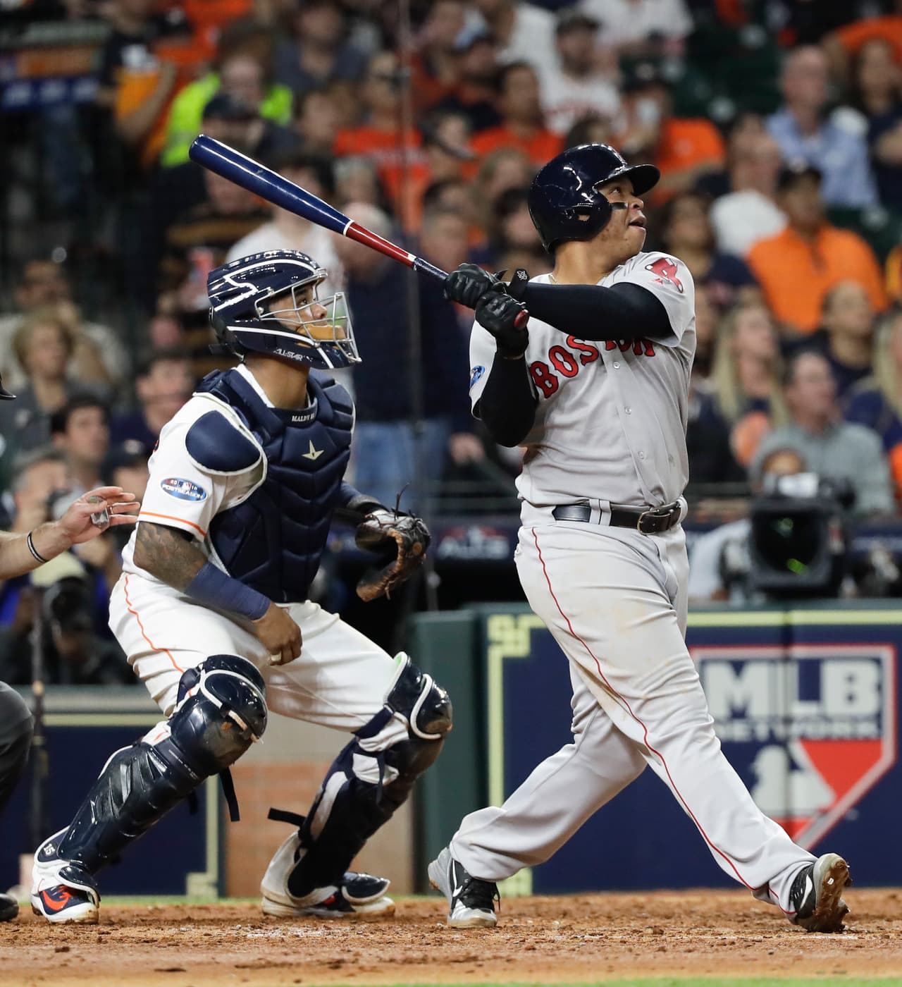 En el sexto inning se quebró el partido. Rafael Devers, con dos jugadores en base, se voló la barda con jorón al izquierdo ante los lanzamientos de Verlander.
