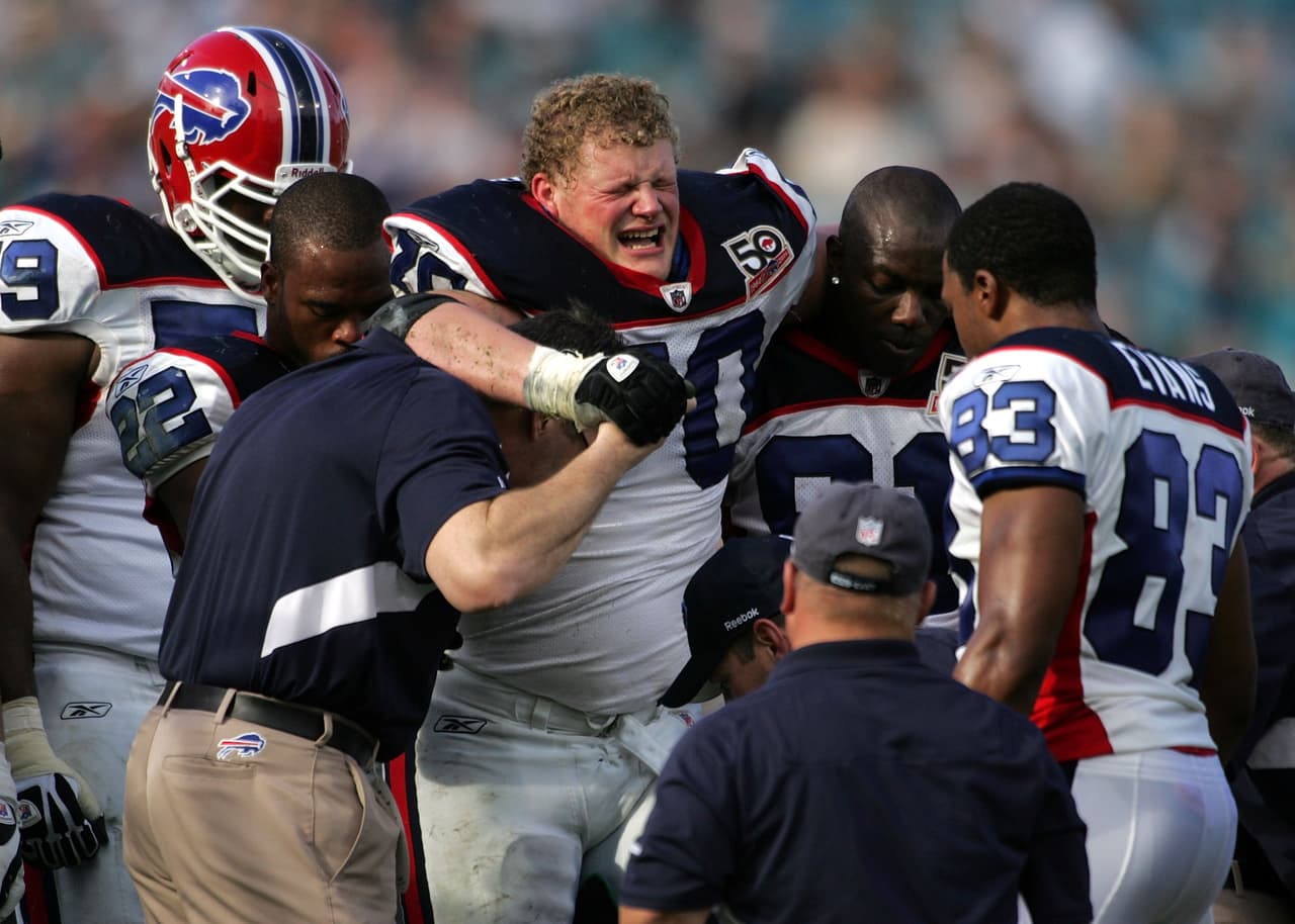 El
<b>22 de noviembre de 2009, </b>en un partido entre los Buffalo Bills y los Jacksonville Jaguars,
<b>Eric Wood </b>se fracturó su pierna izquierda cuando intentana cubrir a su compañero Ryan Fitzpatrick de Montavious Stanley.