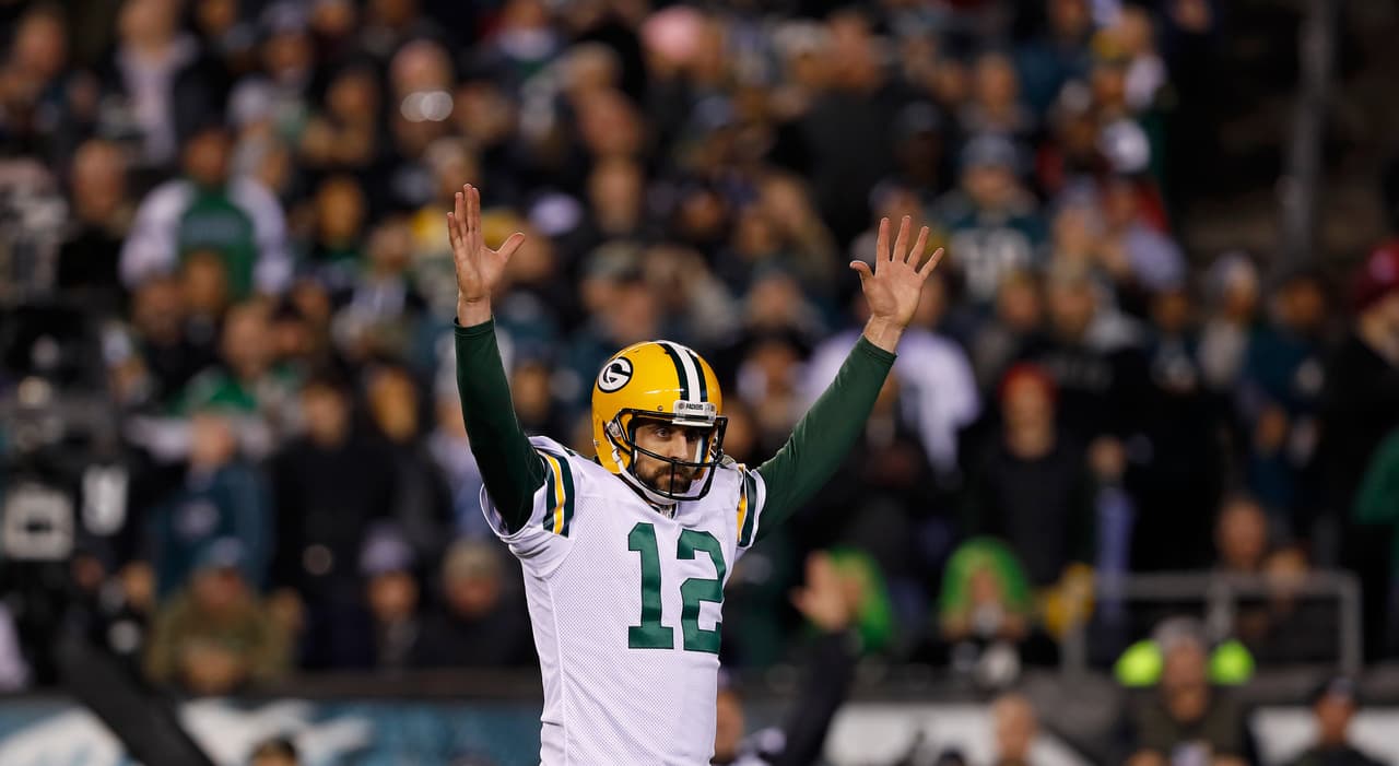 <b>Aaron Rodgers – QB, Green Bay Packers</b>
<br>Por último para cerrar el Top 10 de la Semana 12 tenemos al que para muchos es considerado el mejor quarterback de la NFL. Rodgers tuvo una noche espléndida en Pensilvania donde completó 30 de 39 pase lanzados para 313 yardas y dos touchdowns, además de correr para 26 yardas más en la paliza 27-13 sobre Filadelfia. El '12' de Green Bay retomó el nivel con calibre de MVP que le recordamos y metió al menos tres pases irreales ante la marca pegada de los profundos de los Eagles. Si los Packers aún aspiran a postemporada, pese a su récord mediocre (5-6), es por el soberbio juego de su mariscal de campo.