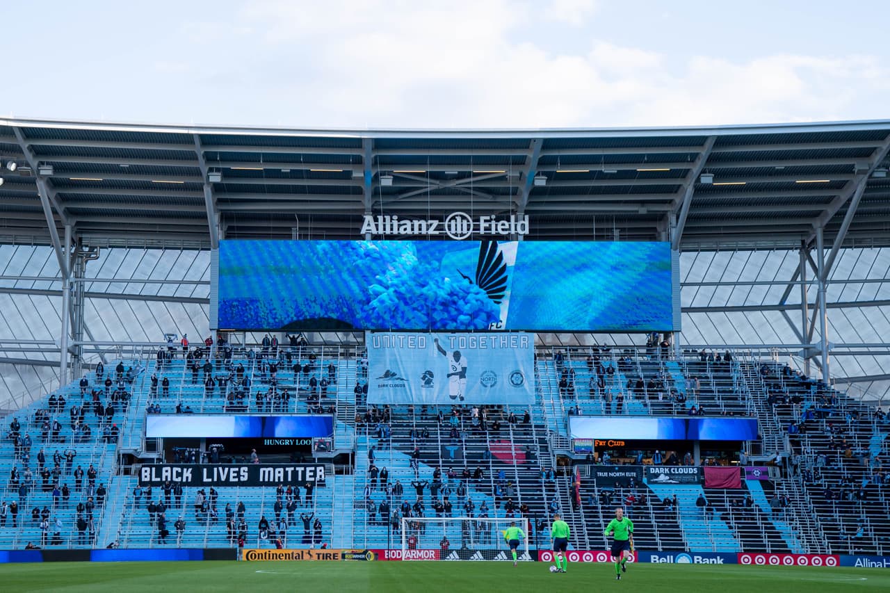 Los seguidores de Minnesota United FC estrenaron un nuevo 'tifo' antes del partido frente a Real Salt Lake.
<br>