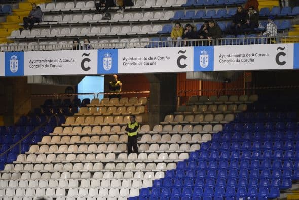 Extraño ambiente de fútbol con escasas personas en las gradas.
