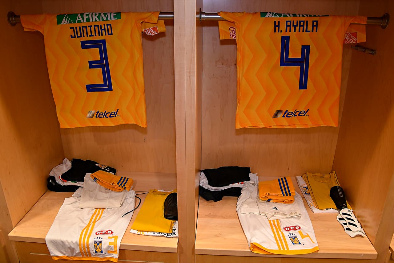 En el vestidor de Tigres también las prendas de 'guerra' estaban listas para ser usadas, en este caso las de Juninho y de Hugo Ayala.