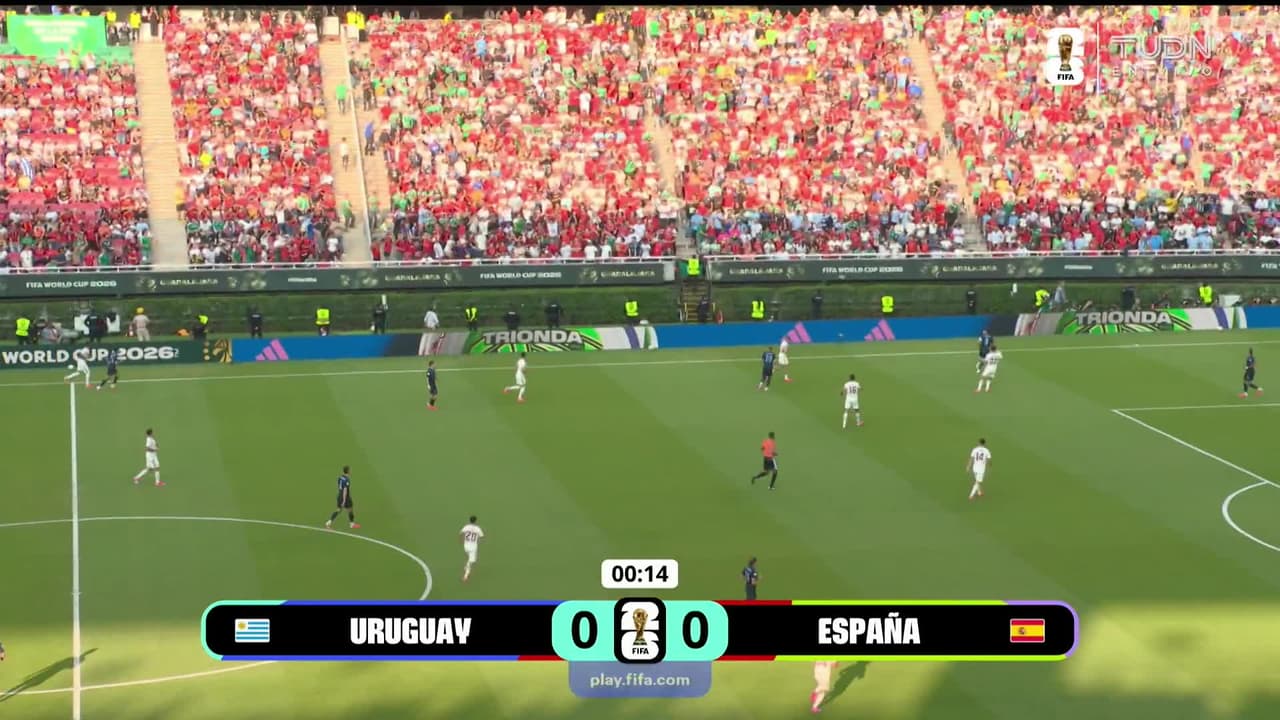 Arranca el partido y la pelota está en juego.