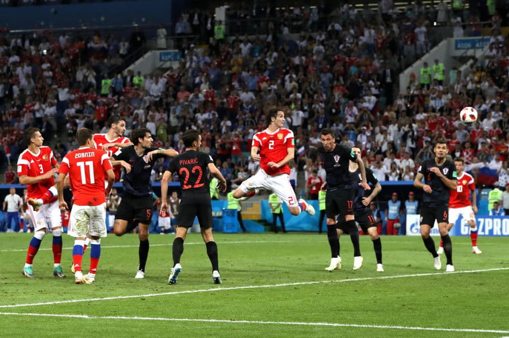 El brasileño naturalizado ruso se levantó entre un puñado de defensores croatas e impactó el balón con tal precisión que fue inalcanzable para Subasic. Lo impensado: el juego se empató 2-2.
