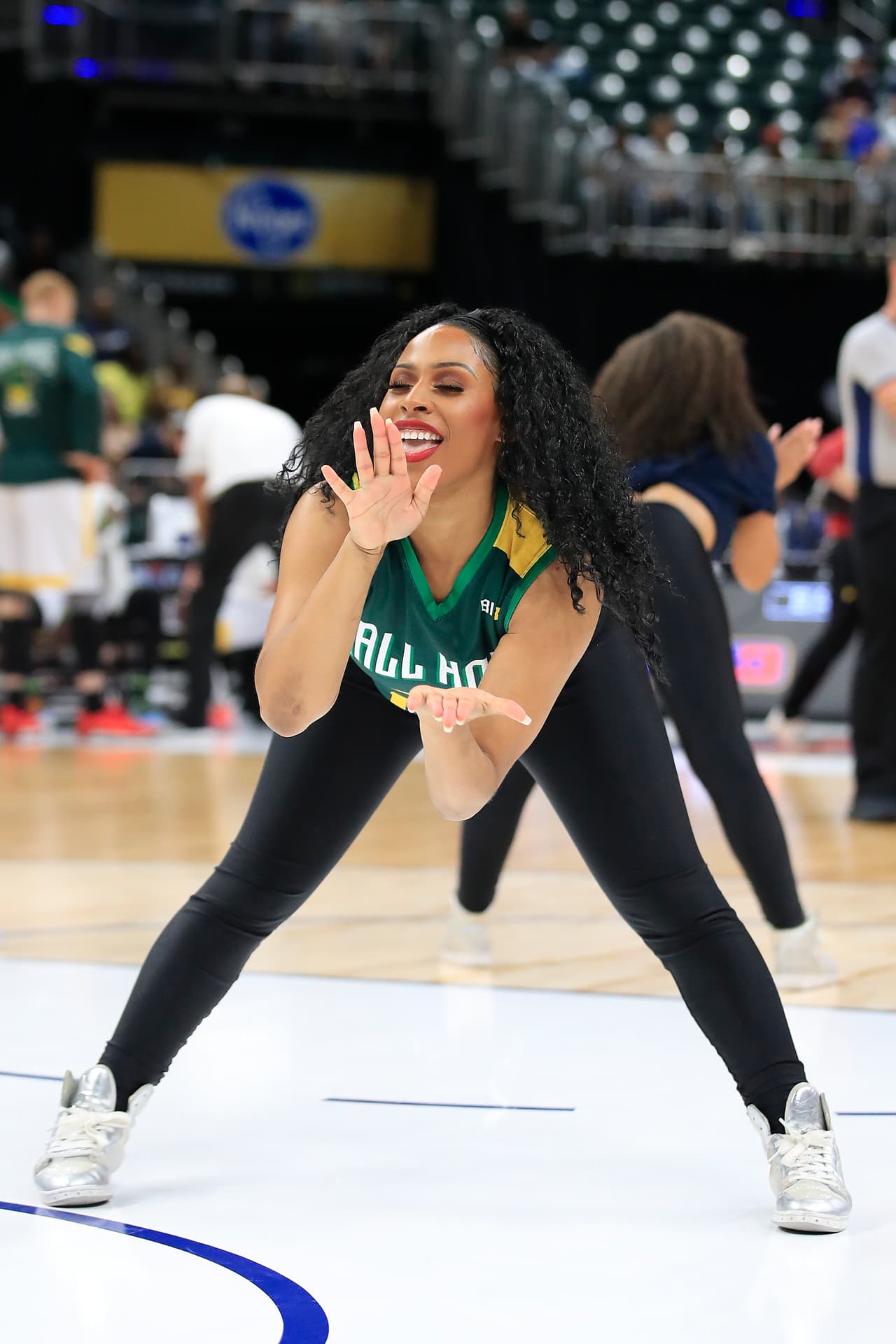 La calidez de los fanáticos, la energía y belleza de las animadoras y la presencia del rapero Ice Cube, confundador del torneo, le dio color al comienzo del Big 3, torneo que tiene en acción a varios exjugadores de NBA en duelos de 3 por 3.