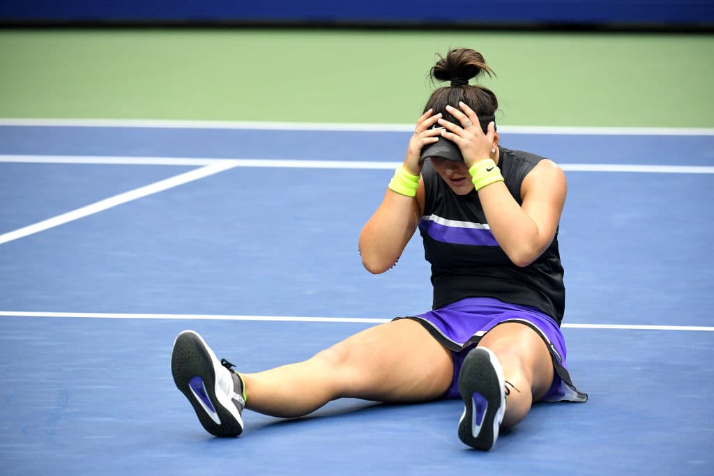 Andreescu sacó a relucir su aplomo al llevarse los siguientes dos juegos. Sentenció en su tercera bola de partido, con una potente devolución por la paralela que la raqueta de Williams no alcanzó a devolver. En la imagen: su reacción después de ganarle a una leyenda, no podía creerlo.