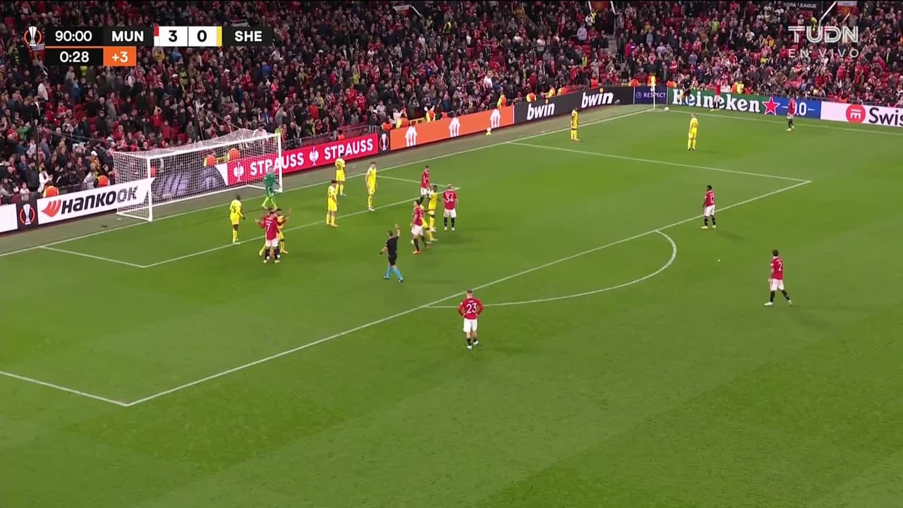 ¡TIRO ATAJADO! disparo por Scott McTominay.