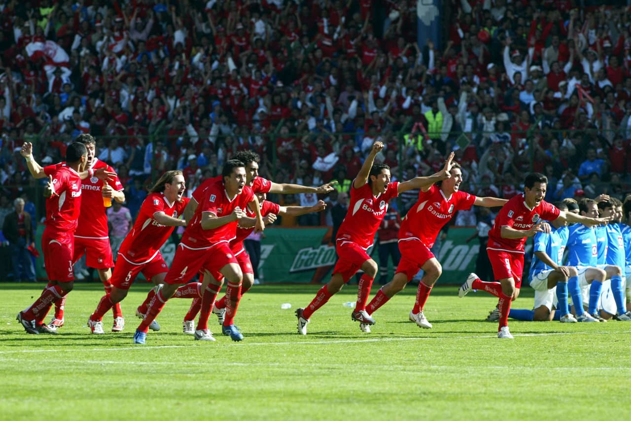 La Máquina se sobrepuso a la adversidad y ganó 2-0 para forzar los penales. Pero un fortuito cobro de Miguel Almazán que pegó en la espalda de Yosgart Gutiérrez le dio el título a los Diablos Rojos.