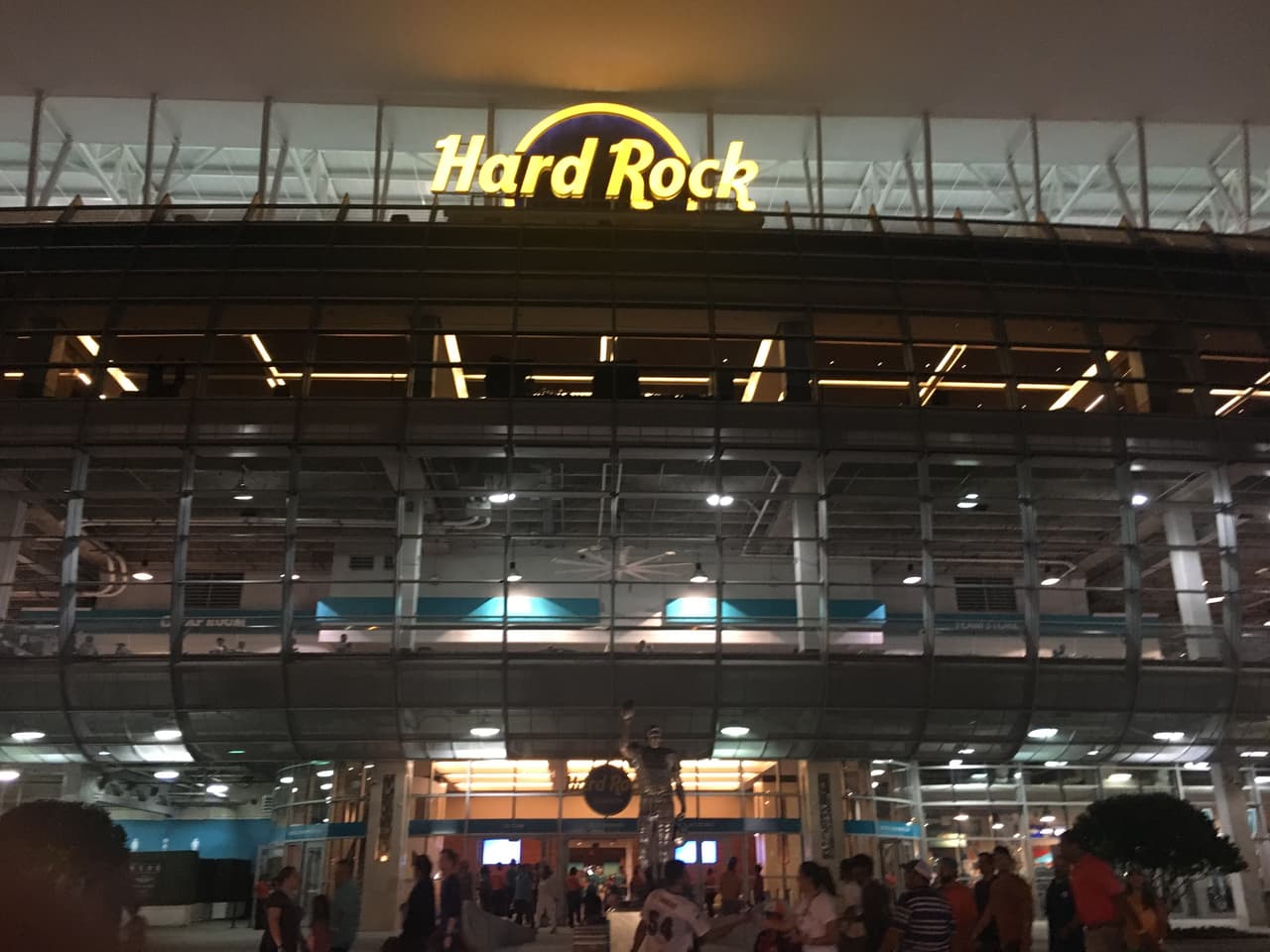 Miami revivió la pasión en la pretemporada de la NFL con el triunfo de los Dolphins 23-20 contra Atlanta Falcons y los fanáticos compartieron sus vivencias en alrededores del estadio y tribunas.