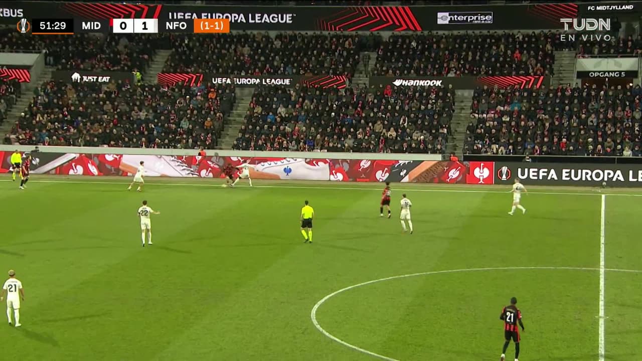 ¡GOL!  anota para Nottingham Forest. Ryan Yates