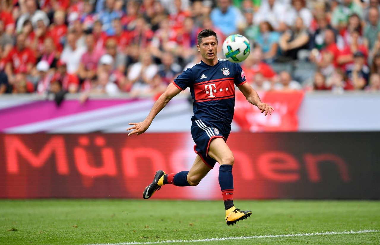Un azul oscuro con una franja roja fue el diseño que presentó Adidas para esta temporada en los juegos fuera de casa.