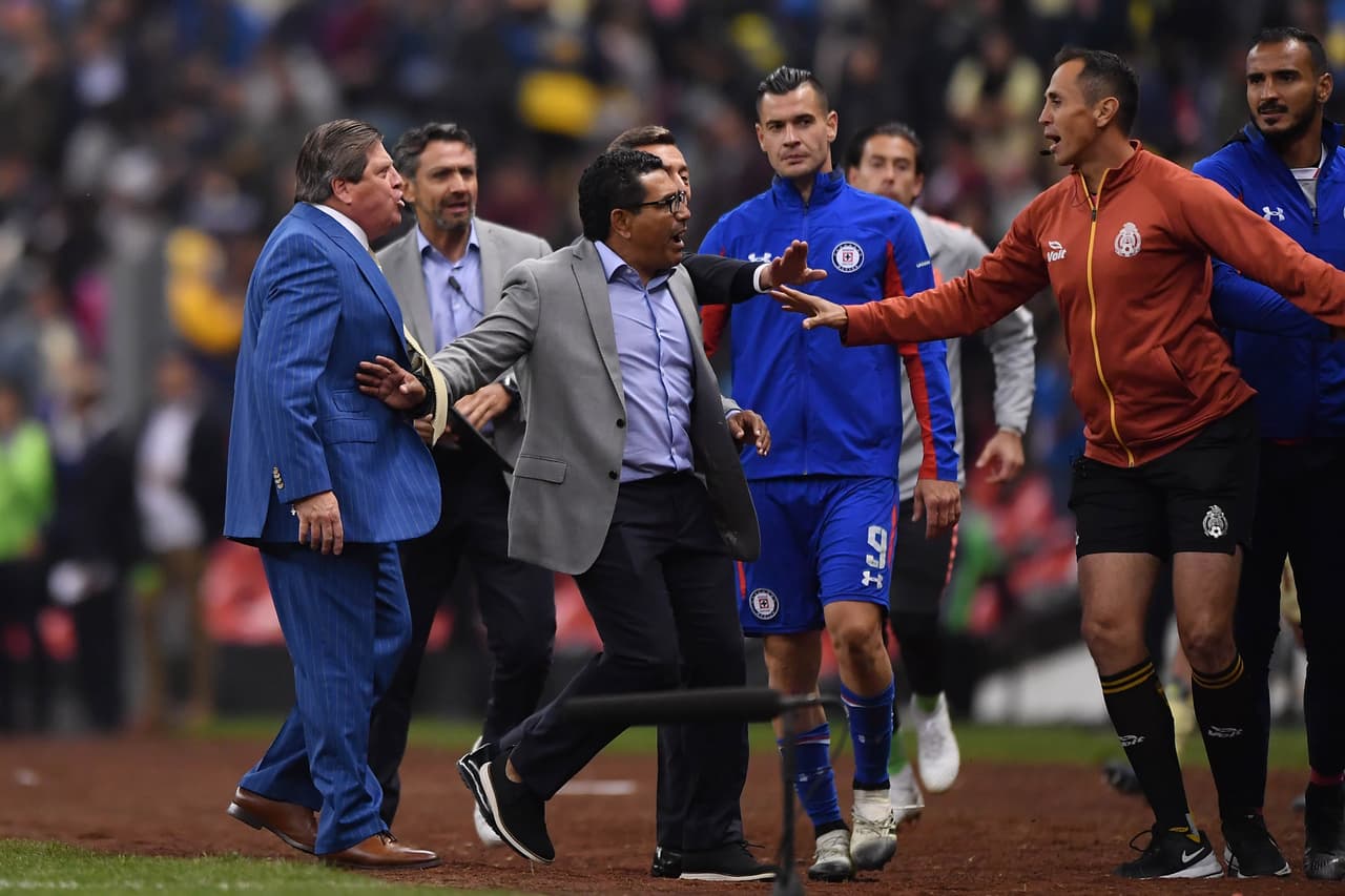 Parece ser que la calentura que los jugadores y cuerpo técnico de ambos equipos protagonizaron al final del partido se trasladó a los asientos.