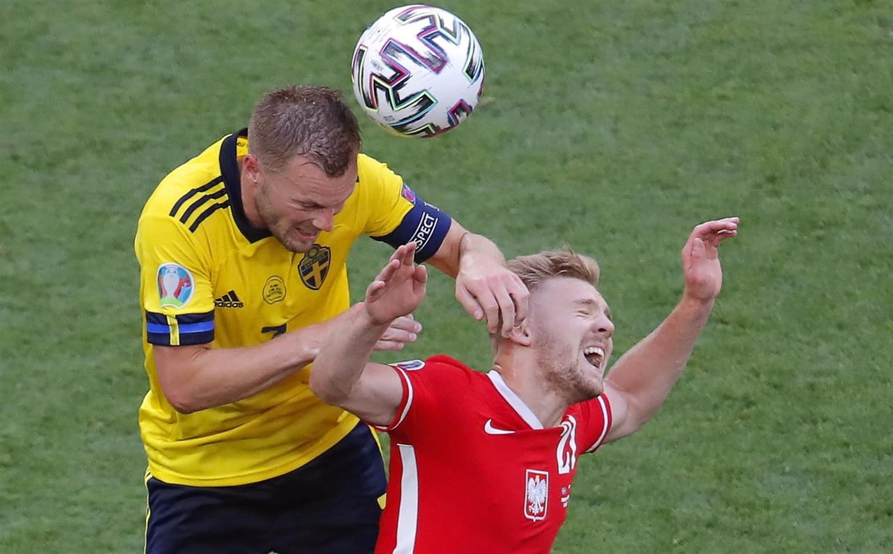 Suecia, de último minuto, derrota a Polonia 3-2 en el Grupo E de la Euro 2020 y califica como primer lugar a Octavos. Emil Forsberg anotó doblete durante el encuentro y Viktor Claesson se encargó de anotar el tercer tanto, mientras que los goles de Robert Lewandowski no le alcanzó a la escuadra polaca y queda fuera de la competencia.
