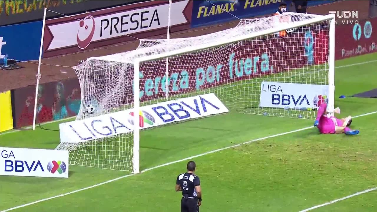 ¡GOL!  anota para Puebla. Amaury Escoto
