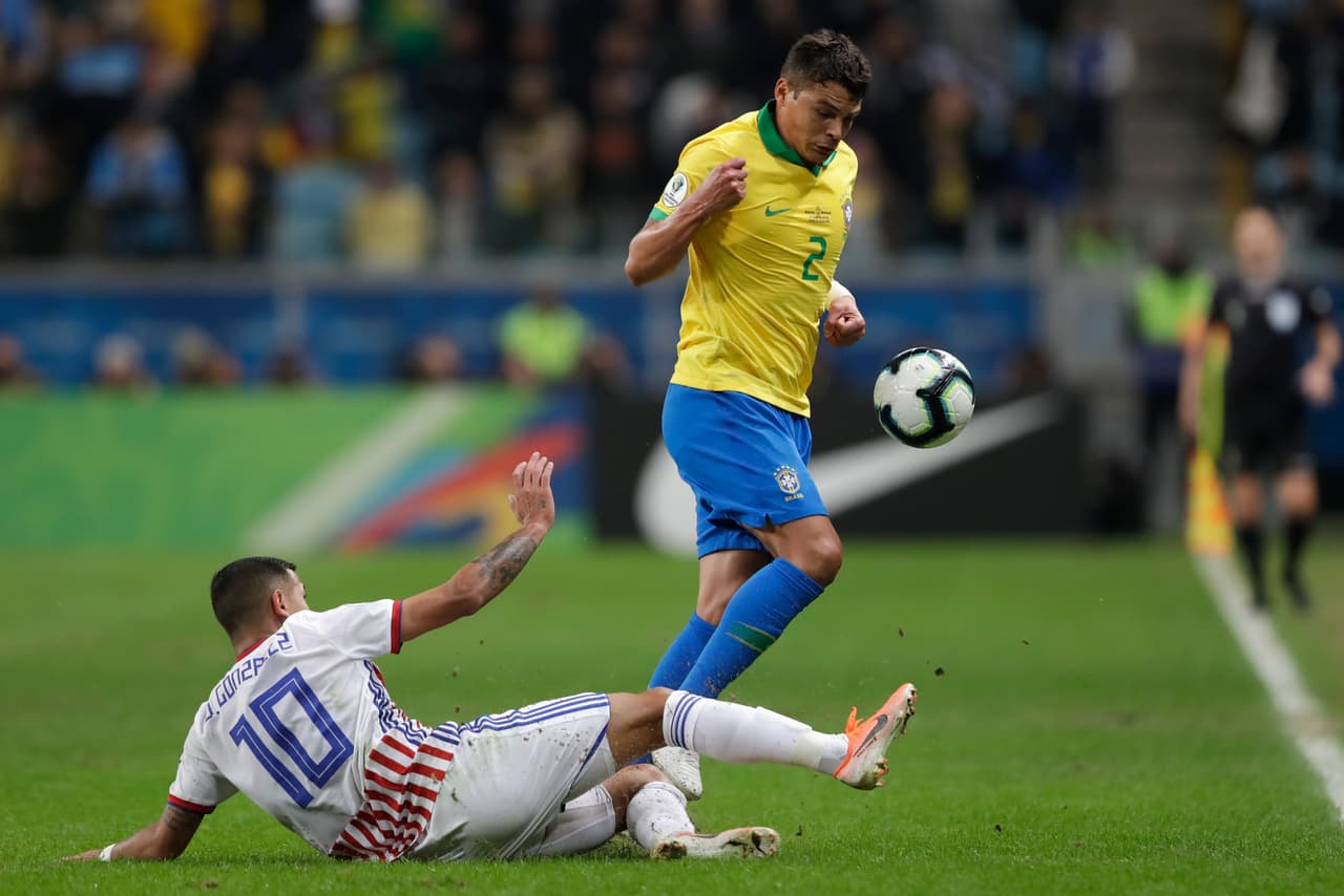Thiago Silva (2) con el balón tratando de eludir la cerrada marca de Derlis González en los minutos iniciales del cotejo.