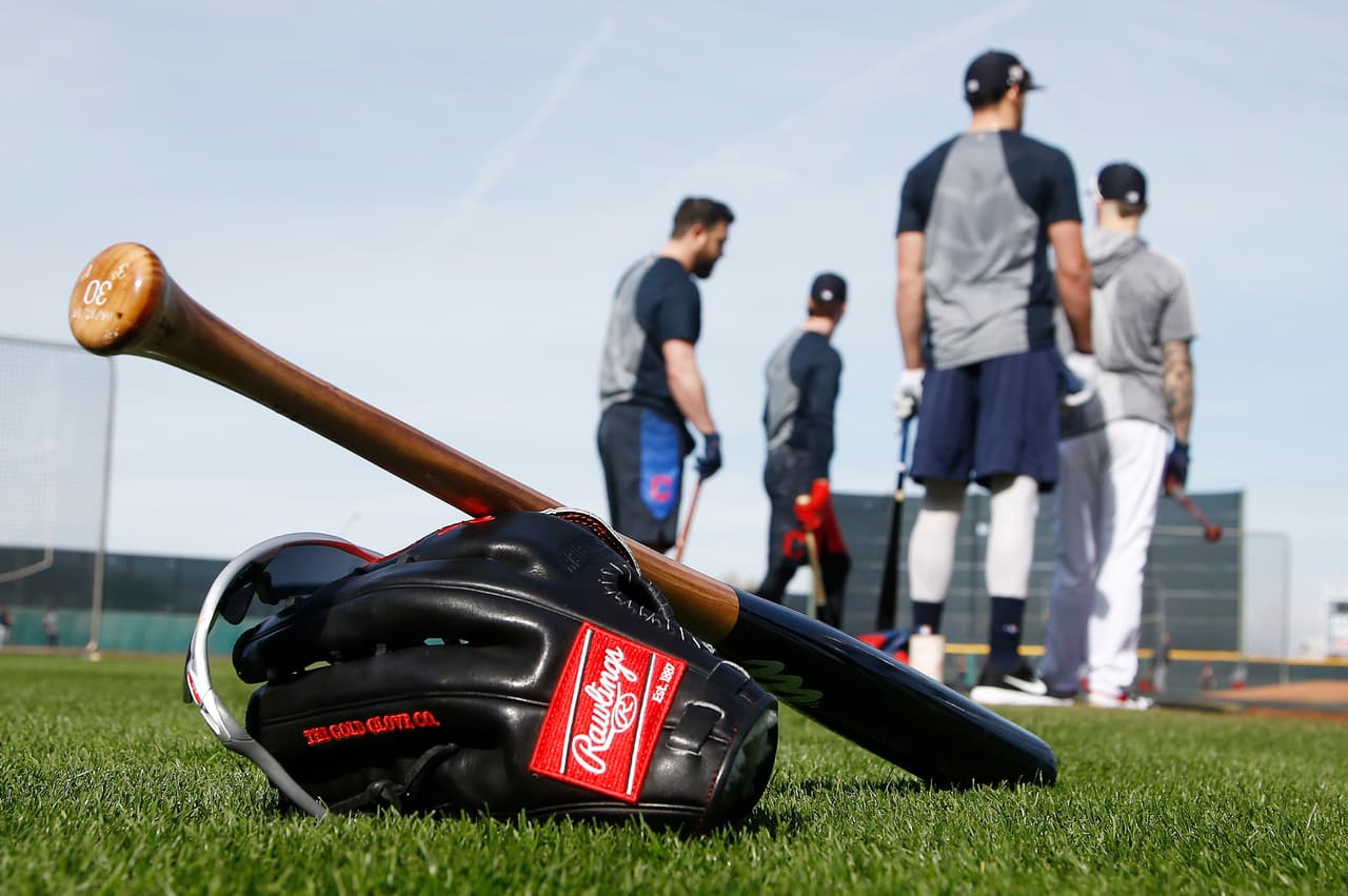 La indumentaria y la utilería beisbolera también se quita de encima el polvo acumulado tras el invierno, preparándose para mucha acción, baños de sol y jornadas extenuantes.