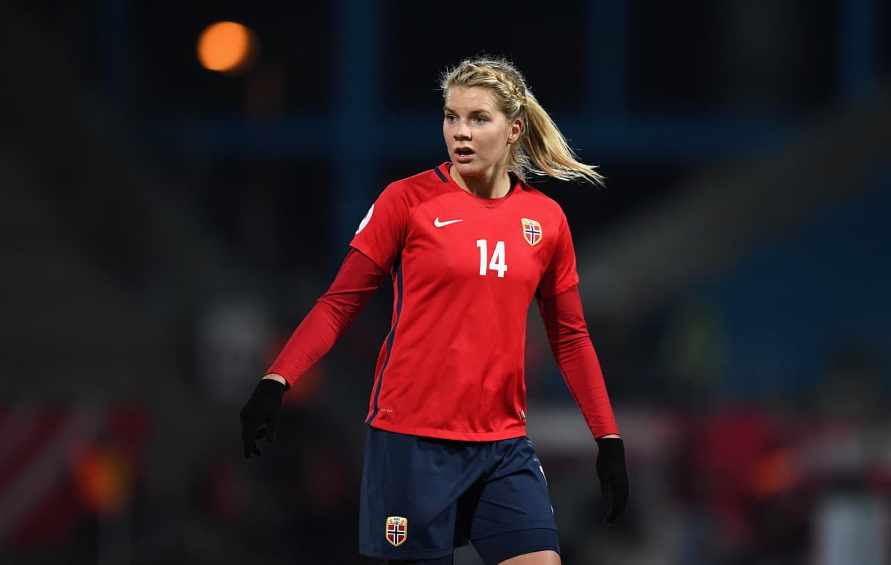 Ada Hegerberg es noruega, tiene 24 años y juega para el Lyon. Ella ganó el balón de oro en la primera edición 2018.