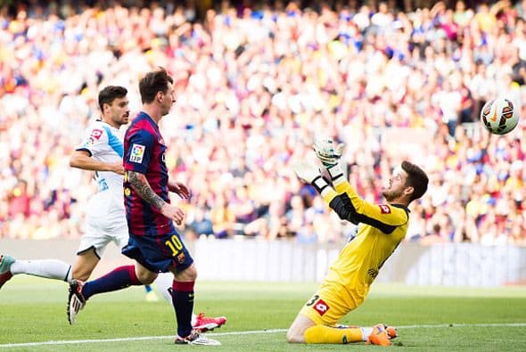 De un gran pase de Xavi llegó el segundo de Messi con sombrerito sobre el portero del equipo gallego.