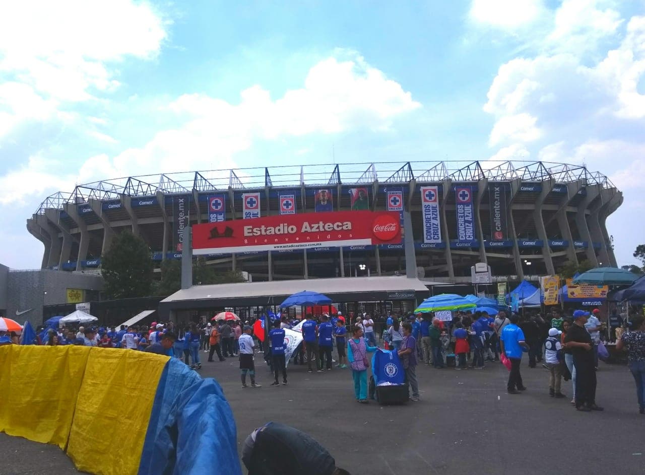 Los fanáticos de Cruz Azul llegaron desde tempranas horas a las afueras del Estadio Azteca.