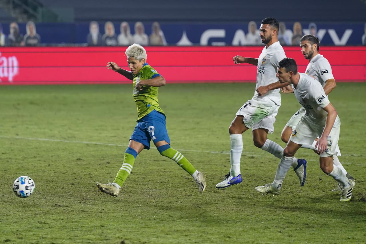 Javier Hernández adelantó al Galaxy al minuto 78 y Raúl Ruidiaz se encargó de empatar el encuentro en el último minuto del partido.