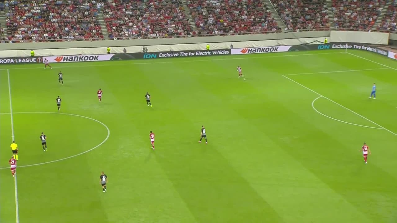 ¡GOL!  anota para Sport-Club Freiburg. Roland Sallai